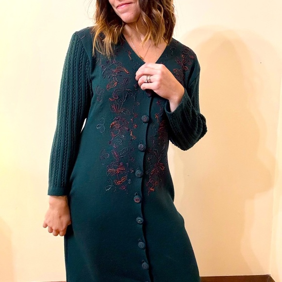 Carole Little Dresses & Skirts - 🌲 Vintage Carol Little embroidered knit mididress